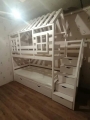кровать детская двухъярусная домик с лестницей комодам